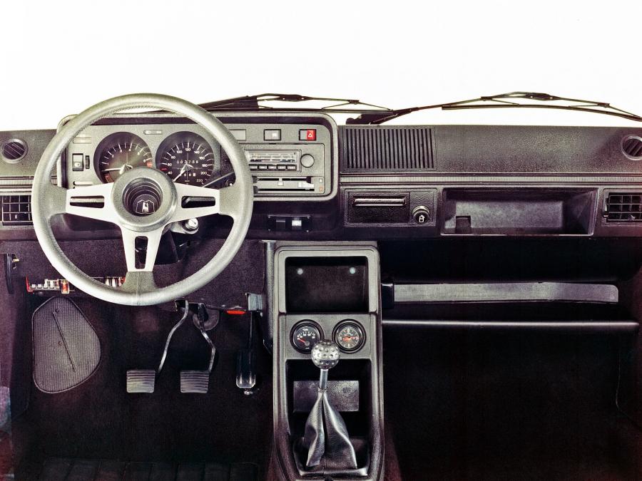  Volkswagen Golf GTi 3-Door 1976 года  (фото 13 из 16)
